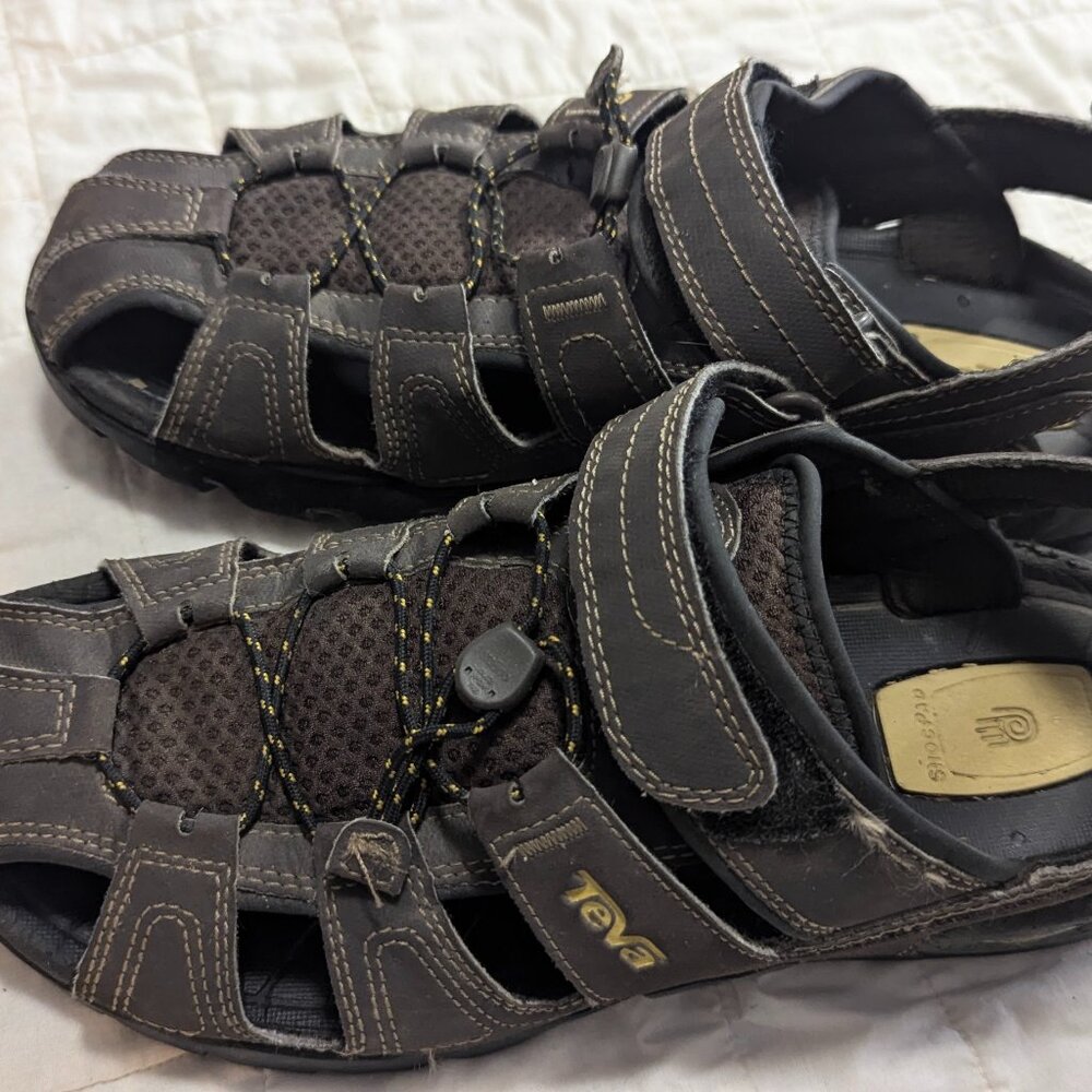 Men's Size 9.5 Teva Water Shoes Sandals – Barely Used, Versatile and Comfortable